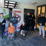 Stichting Time to Help en Blije Gift vullen schoudertassen voor dak- en thuislozen
