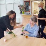 Fatma brengt bloemen naar ouderen tijdens ‘Week tegen Eenzaamheid’.